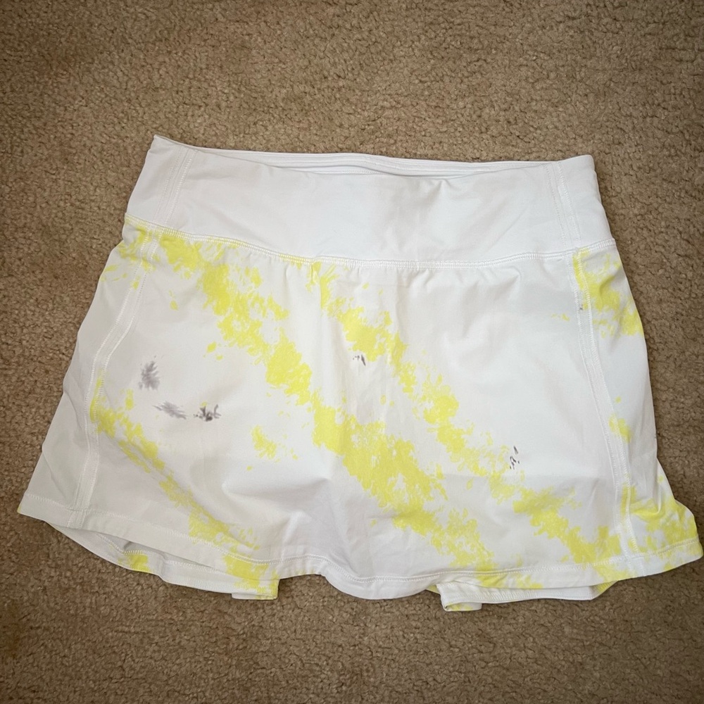 Lululemon Athletica White and Yellow Skorts with Sporty Design